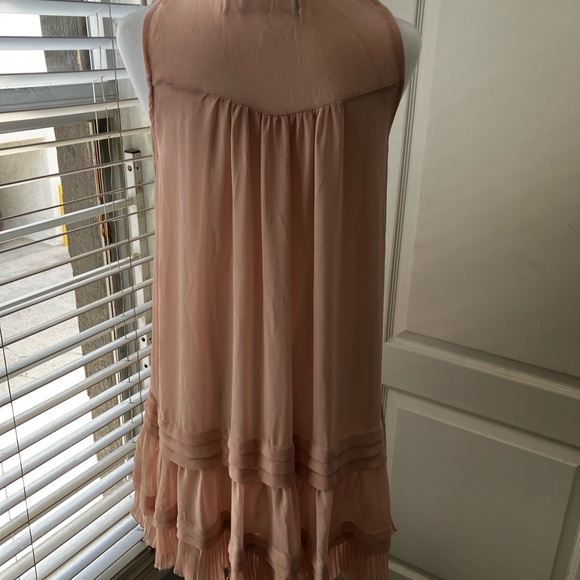 Pink Dress with Lace and pearl Detail. - Picture 5 of 13